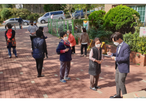 노인대학 어르신들이 가정학습도구로 새로운 경험을 하게 되었어요